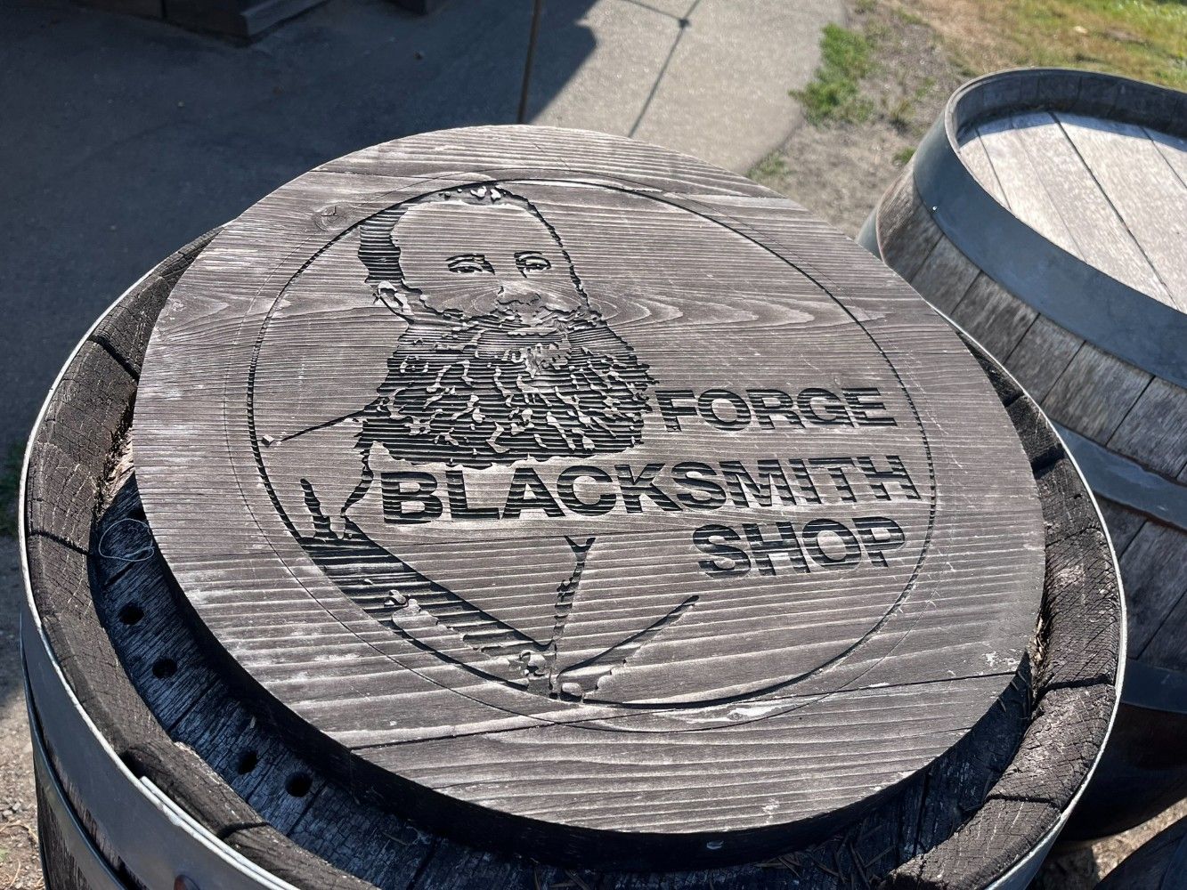 나무통 뚜껑에 새겨진 대장간(Blacksmith Shop Forge) 간판