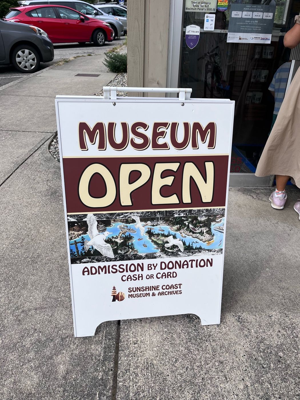 선샤인 코스트 박물관 입구의 MUSEUM OPEN 입간판
