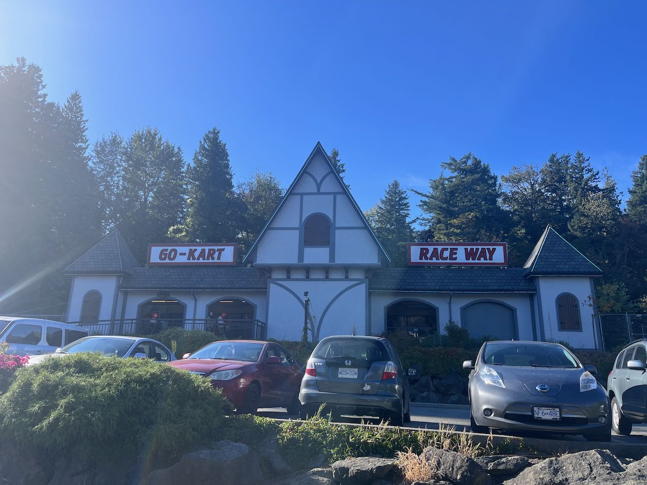 캐슬 펀 파크 고카트 레이스웨이 건물 외관. GO-KART, RACE WAY 간판이 걸린 흰색 성 모양 건물 앞에 차들이 주차되어 있다