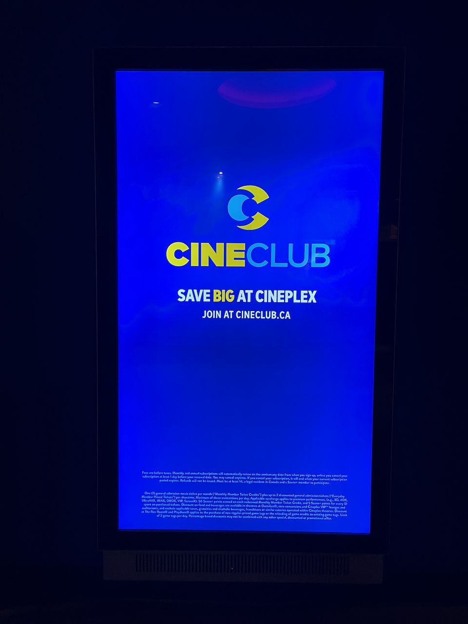 코퀴틀람 시네플렉스 로비의 CineClub 월 구독 안내 디지털 사이니지