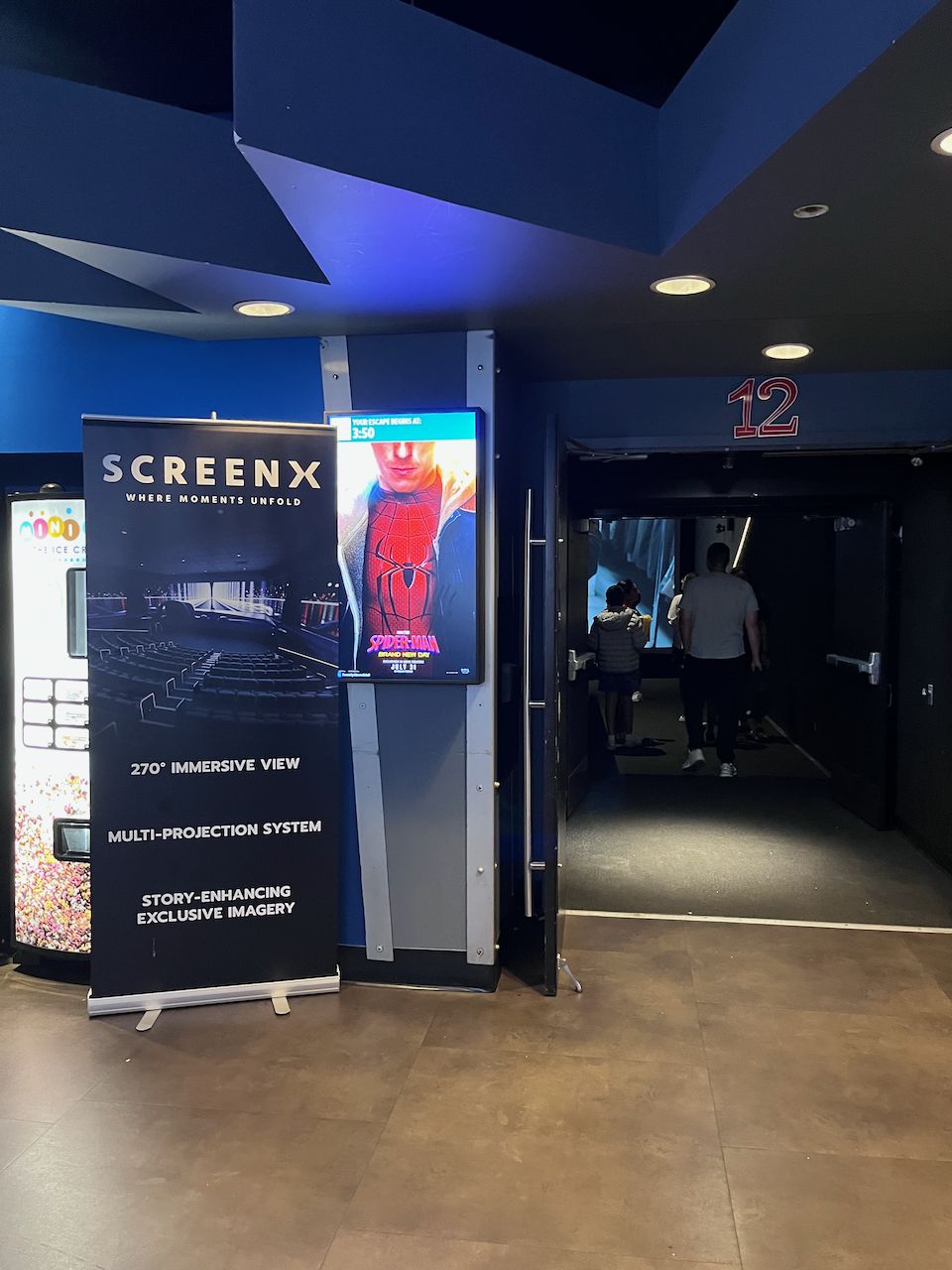 코퀴틀람 시네플렉스 ScreenX 안내 배너와 상영관 입구
