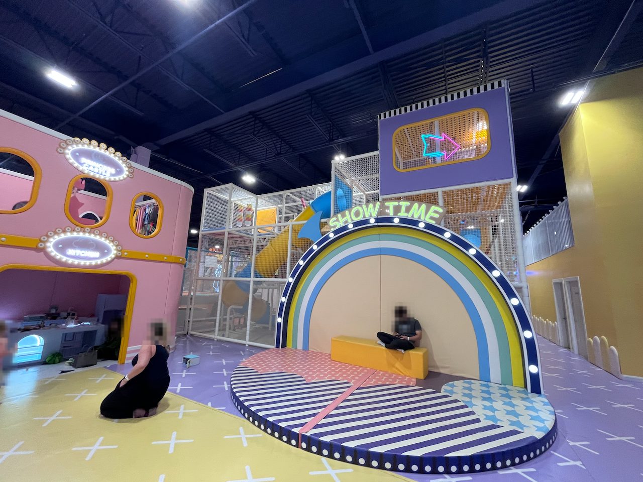 무지개 아치를 세운 SHOW TIME 무대. 왼쪽에 주방과 옷가게 놀이집이 있다